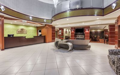 La Quinta Inn & Suites by Wyndham Tulsa Midtown