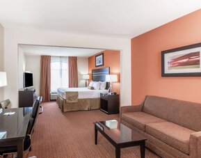 La Quinta Inn & Suites by Wyndham Tulsa Midtown