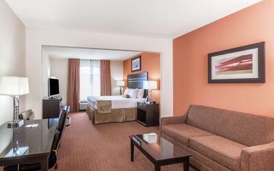 La Quinta Inn & Suites by Wyndham Tulsa Midtown