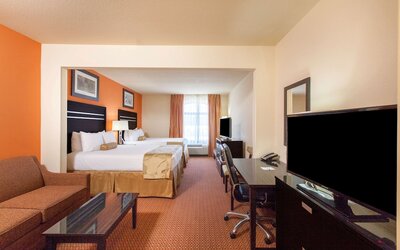 La Quinta Inn & Suites by Wyndham Tulsa Midtown