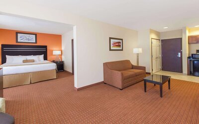La Quinta Inn & Suites by Wyndham Tulsa Midtown