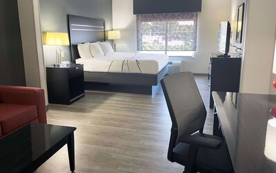La Quinta Inn & Suites by Wyndham Tulsa Midtown