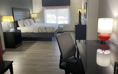 La Quinta Inn & Suites by Wyndham Tulsa Midtown