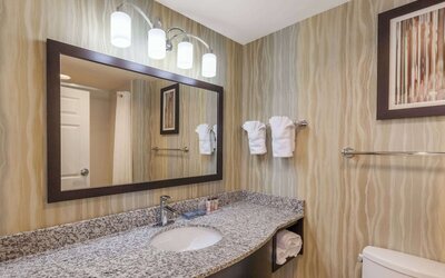 La Quinta Inn & Suites by Wyndham Tulsa Midtown