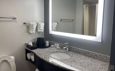 La Quinta Inn & Suites by Wyndham Tulsa Midtown