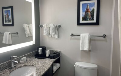 La Quinta Inn & Suites by Wyndham Tulsa Midtown