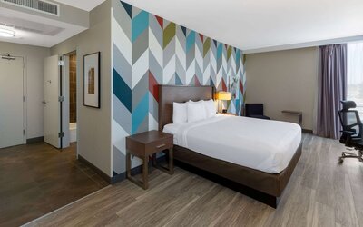 La Quinta Inn & Suites by Wyndham Tulsa Downtown/Route 66
