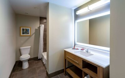 La Quinta Inn & Suites by Wyndham Tulsa Downtown/Route 66