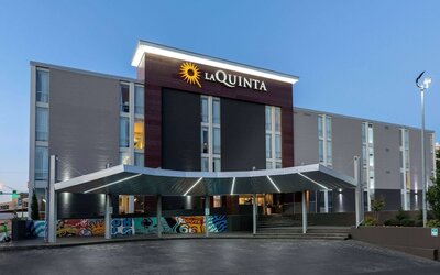 La Quinta Inn & Suites by Wyndham Tulsa Downtown/Route 66