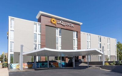 La Quinta Inn & Suites by Wyndham Tulsa Downtown/Route 66