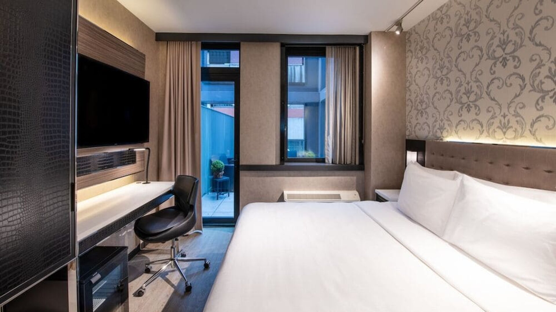 Cozy king room with balcony at Aliz Hotel Times Square.