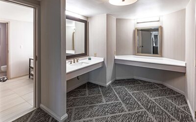 DoubleTree by Hilton Tulsa - Warren Place