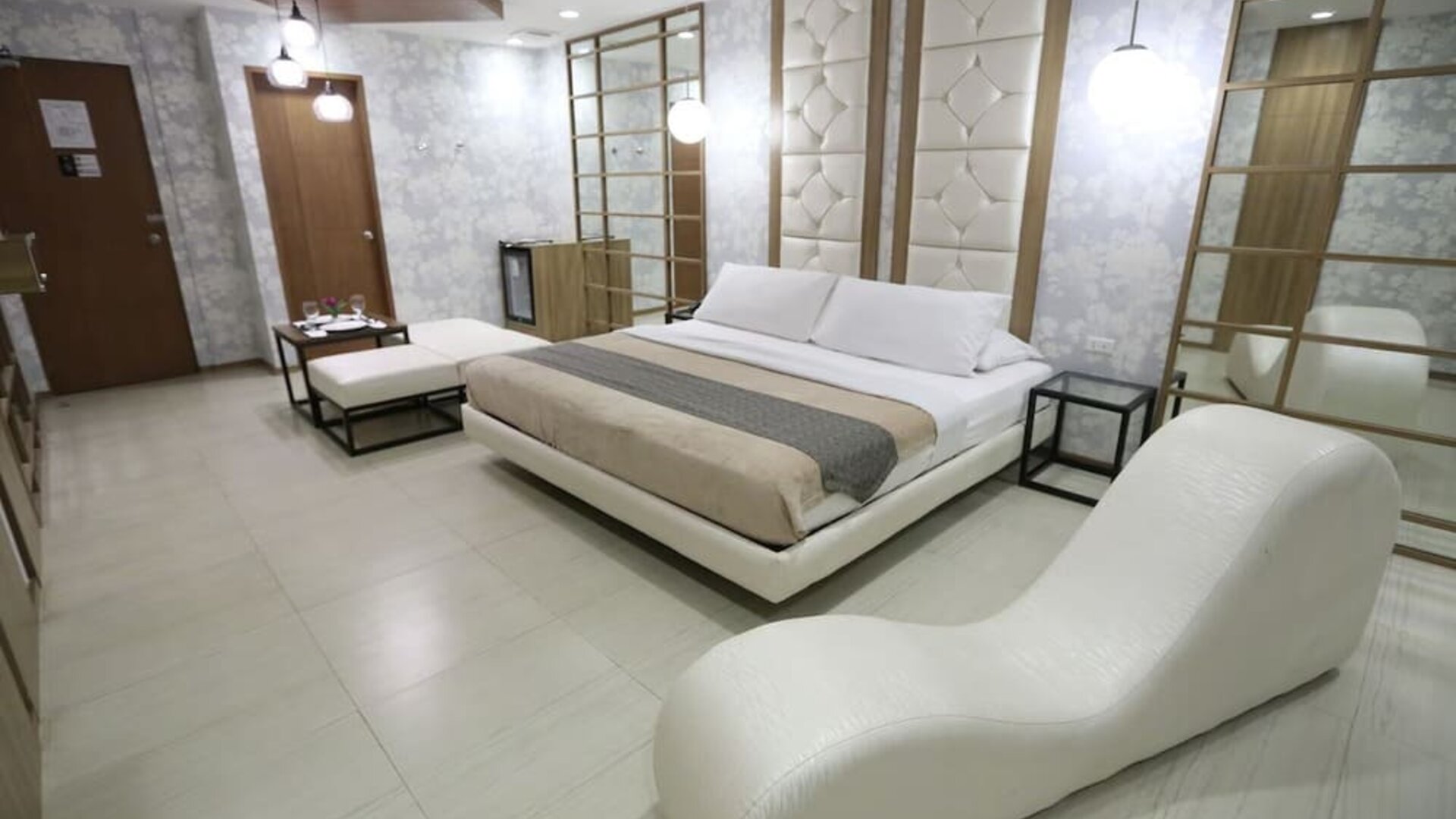 Romantic king suite at Victoria Court North EDSA - Caloocan.