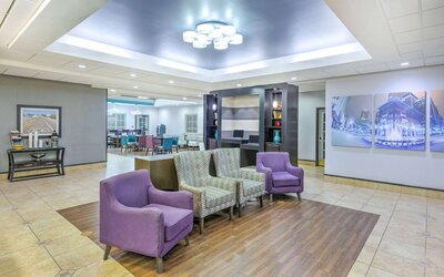 La Quinta Inn & Suites by Wyndham Tulsa Airpt / Expo Square