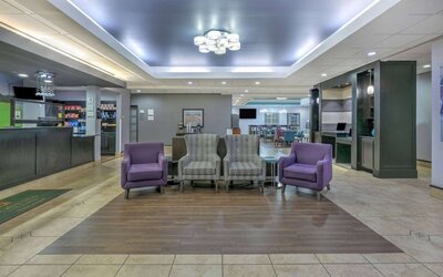 La Quinta Inn & Suites by Wyndham Tulsa Airpt / Expo Square