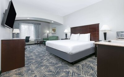 La Quinta Inn & Suites by Wyndham Tulsa Airpt / Expo Square
