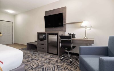 La Quinta Inn & Suites by Wyndham Tulsa Airpt / Expo Square