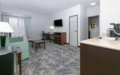 La Quinta Inn & Suites by Wyndham Tulsa Airpt / Expo Square