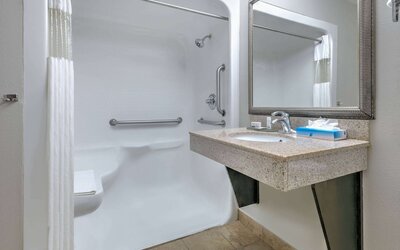 La Quinta Inn & Suites by Wyndham Tulsa Airpt / Expo Square