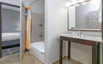 La Quinta Inn & Suites by Wyndham Tulsa Airpt / Expo Square