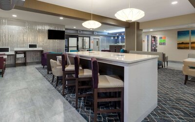 La Quinta Inn & Suites by Wyndham Wichita Airport