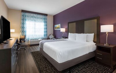 La Quinta Inn & Suites by Wyndham Wichita Airport