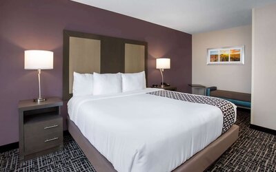 La Quinta Inn & Suites by Wyndham Wichita Airport