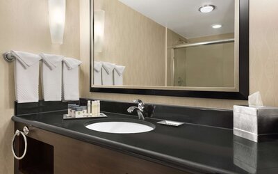 DoubleTree by Hilton Hotel Wichita Airport