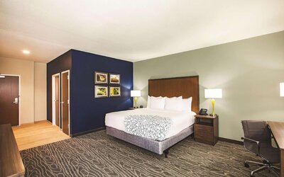 La Quinta Inn & Suites by Wyndham Wichita Northeast