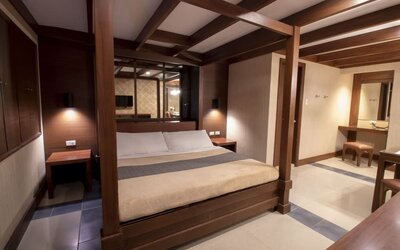 Spacious king room at Victoria Court San Fernando.