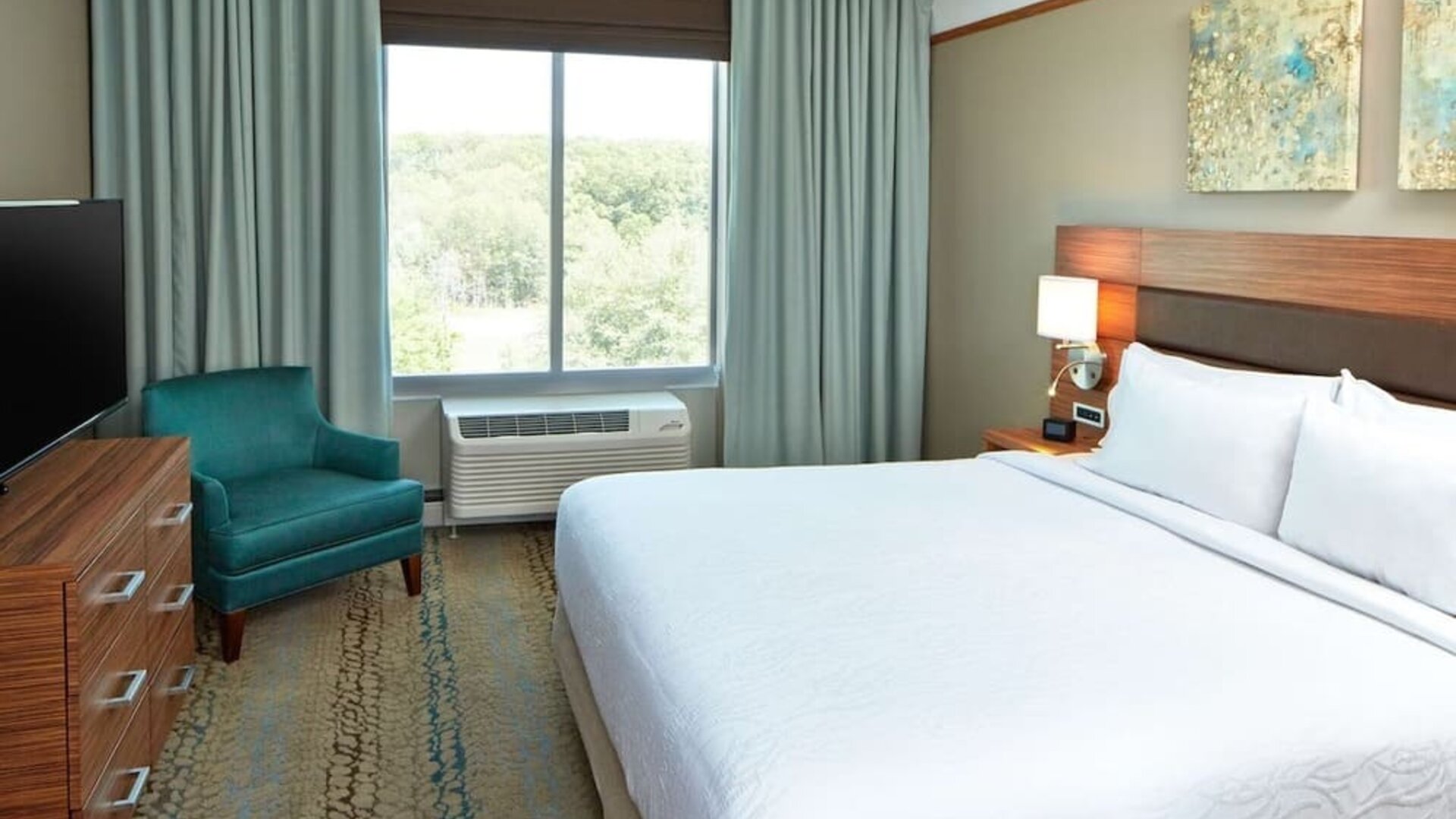 Spacious king guest room featuring premium bedding, comfortable seating, and contemporary amenities for a relaxing stay at Hilton Garden Inn Boston/Marlborough.