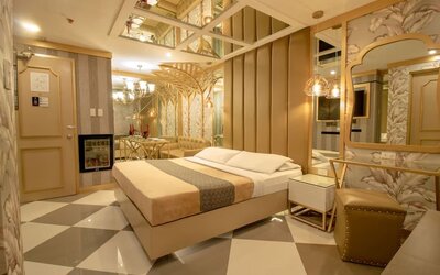 Spacious king room at Victoria Court Hillcrest.