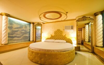 Romantic king room with round bed at Victoria Court Hillcrest.