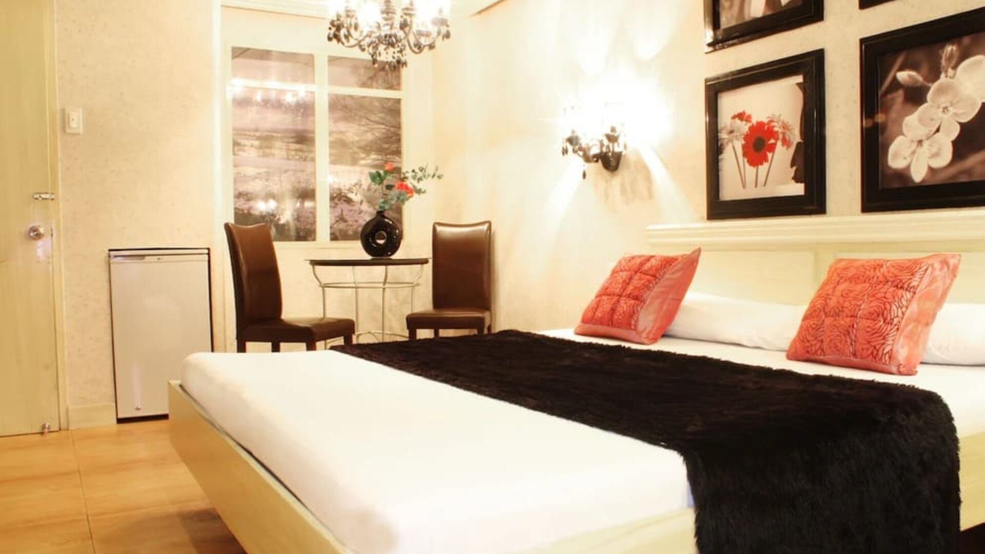 Cozy king room at Victoria Court Hillcrest.