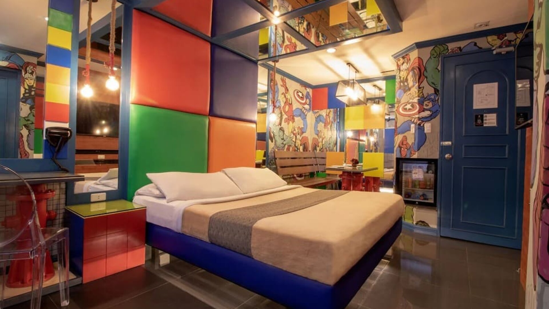 Colorful king room at Victoria Court Hillcrest.