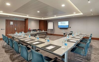 Professional meeting room at Hilton Garden Inn London Heathrow Terminals 2 And 3.
