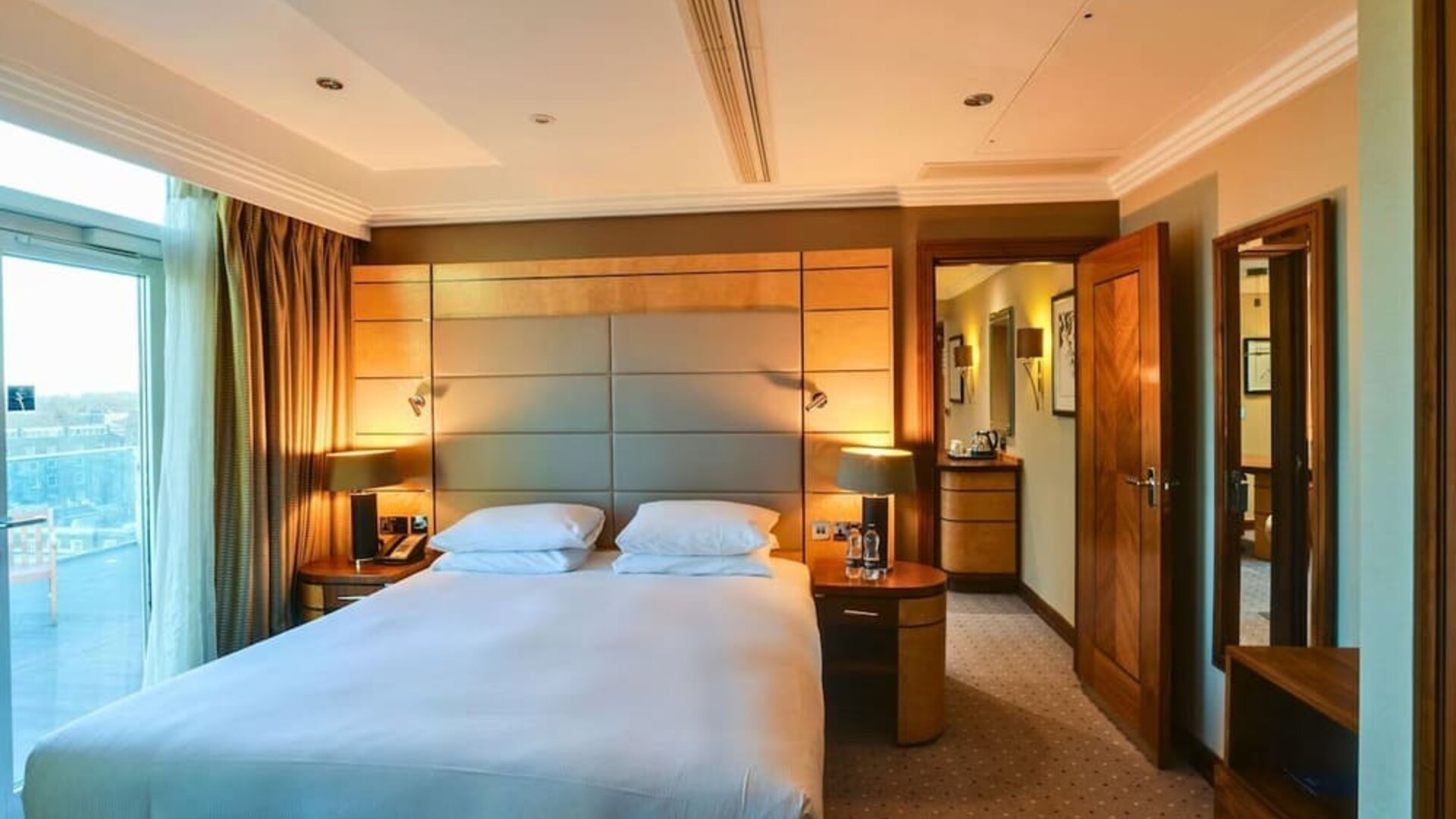 Day use room with natural light at Hilton London Paddington.