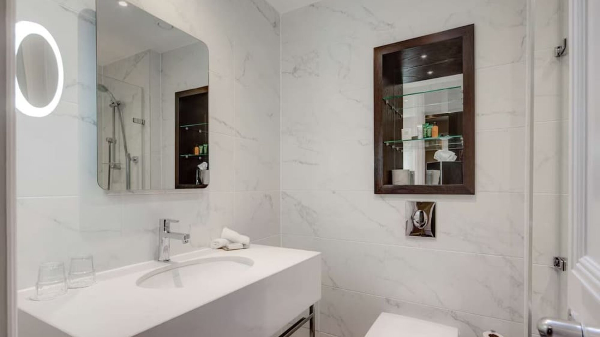 Guest bathroom with shower at Hilton London Euston.