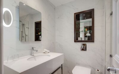 Guest bathroom with shower at Hilton London Euston.