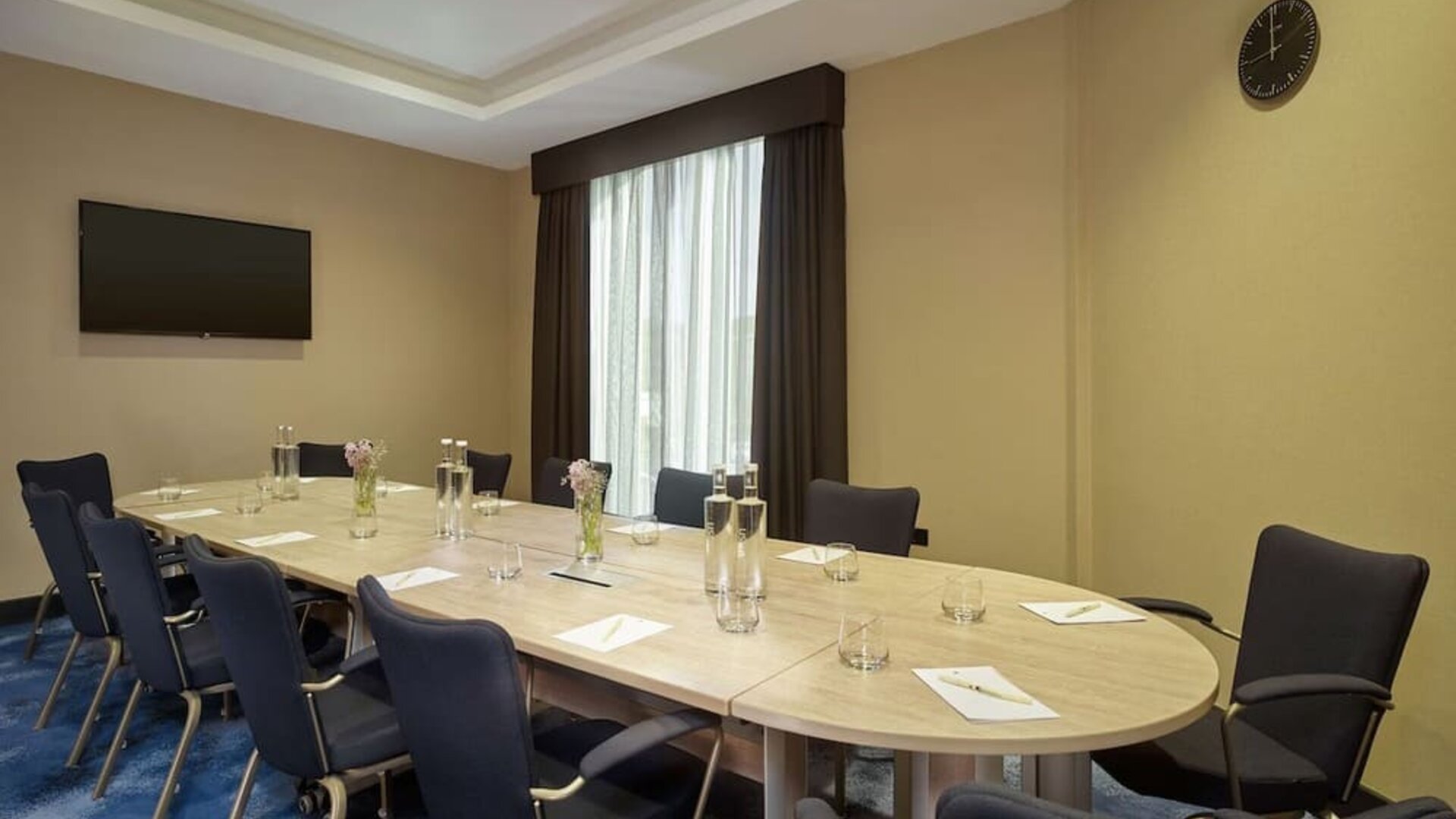 Professional meeting room at DoubleTree By Hilton Hull.