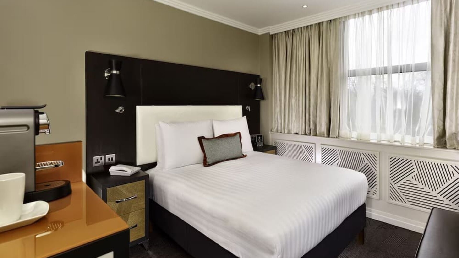 Day use room with coffee maker at DoubleTree By Hilton London - Ealing.
