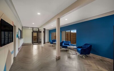 Lobby and hotel entrance at Signature Inn Houston Galleria.