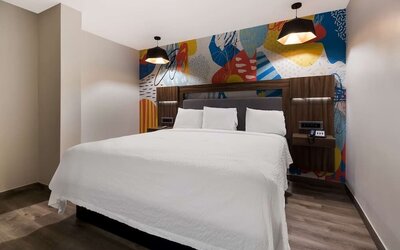 Romantic king room at Signature Inn Houston Galleria.