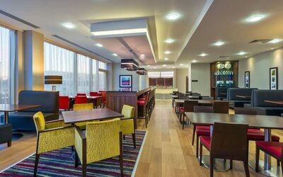 Dining area perfect for coworking at Hampton By Hilton London Luton Airport. 
