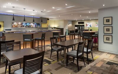 Dining area perfect for coworking at Hilton London Kensington.
