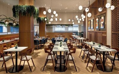 Dining area perfect for coworking at Hilton London Metropole. 