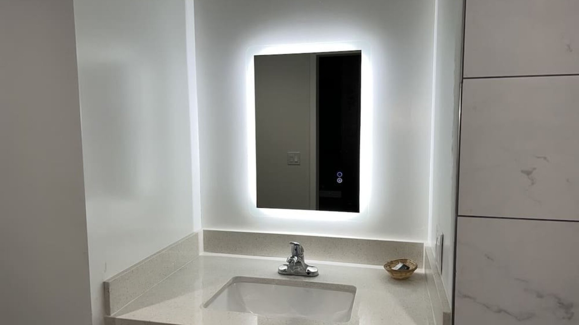 Private bathroom at ERTH INN By AGA Bell Gardens.