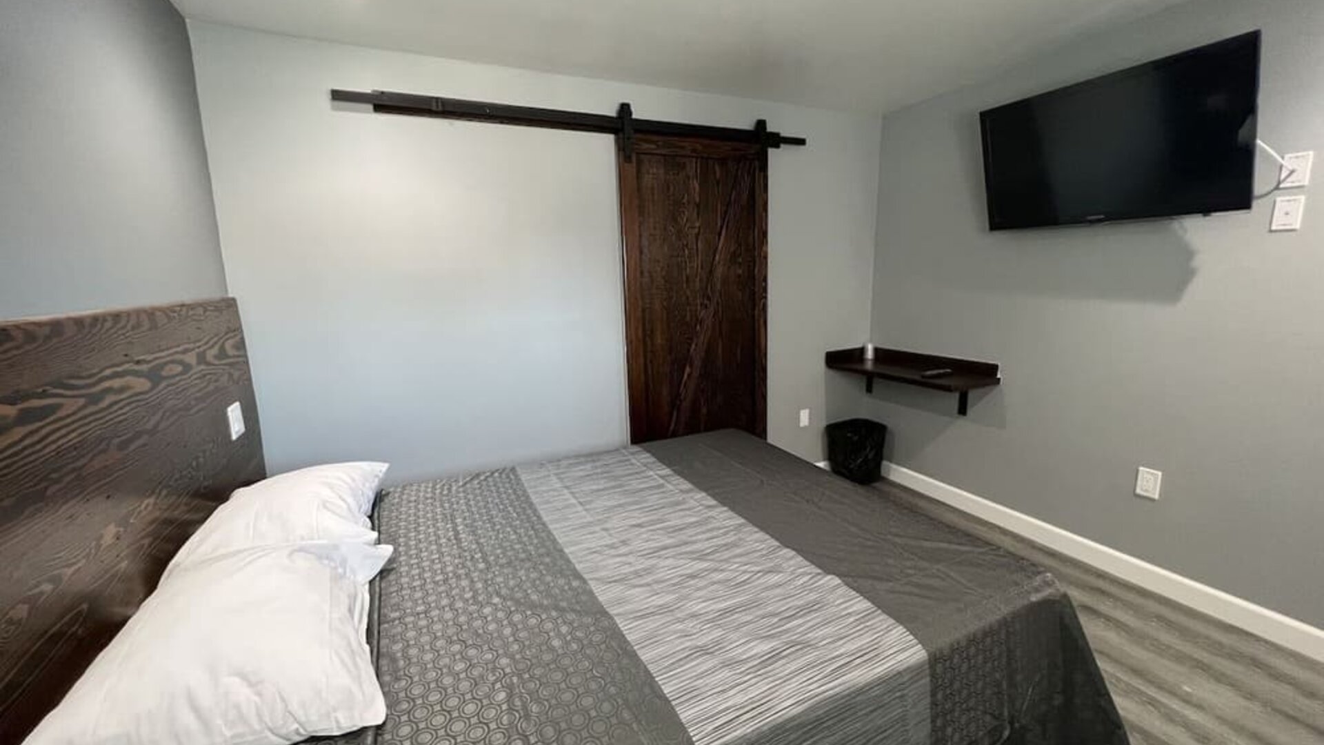 Romantic day room with TV at ERTH INN By AGA Bell Gardens.