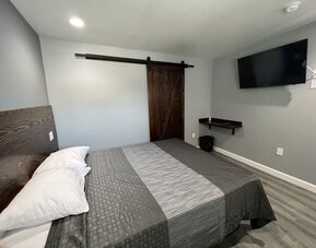 Romantic day room with TV at ERTH INN By AGA Bell Gardens.