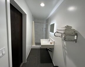 Day room with private bathroom at ERTH INN By AGA Bell Gardens.